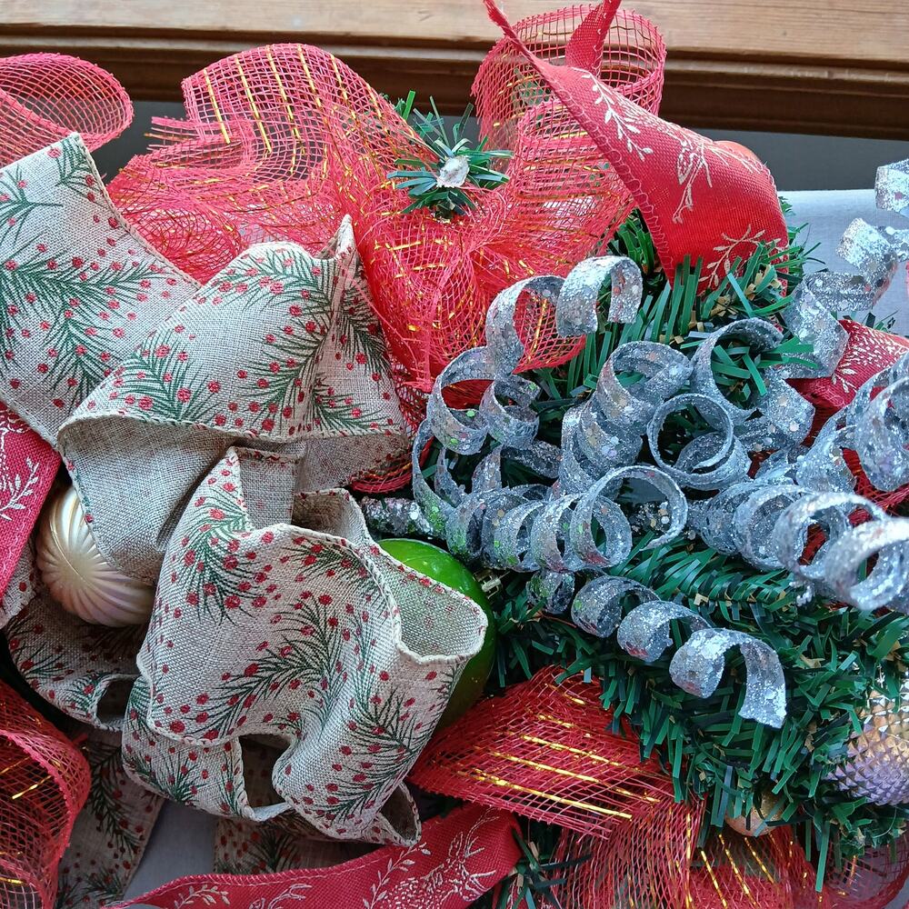 VTG Winter Holiday Swag Wreath Christmas Decor faux evergreen red gold ribbon - Picture 8 of 12